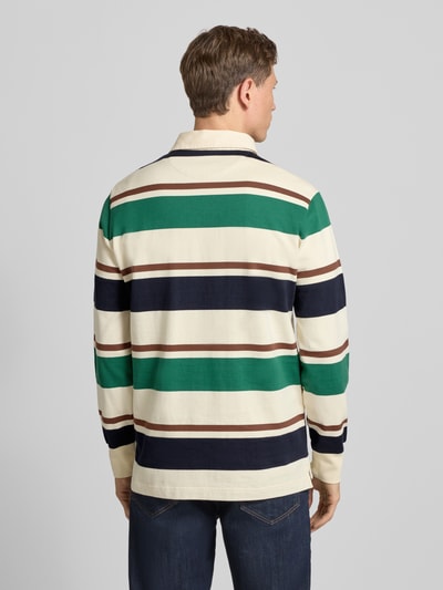 Męski model nosi bluzę Sweatshirt mit Polokragen und Label-Stitching od Gant z bawełny, krój regular fit, widok całej sylwetki z tyłu.