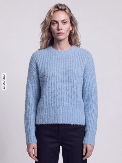 Frauenmodel trägt Regular Fit Pullover mit Woll-Anteil Modell 'ASHLEY CREW' von Pepe Jeans in Hellblau mit feiner Rippenstruktur, Ganzkörperansicht von vorne, Damen Pullover von Pepe Jeans, KI-modifiziertes Bild.