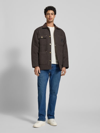 Männermodel trägt Regular Fit Jeans aus Baumwoll-Mix Modell 'WEFT' von Only & Sons, Optik: Unifarben, Ganzkörperansicht von vorne.