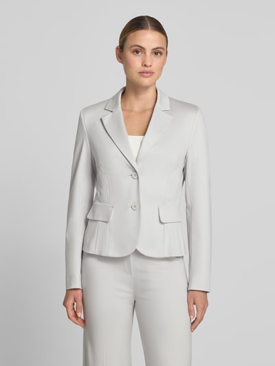 Frauenmodel trägt Slim Fit Blazer mit Pattentaschen von Marc Cain aus Material-Mix mit Baumwoll-Anteil, Reverskragen, Knopfverschluss, Ganzkörperansicht von vorne.