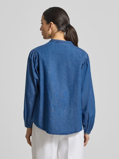 Frauenmodel trägt Regular Fit Bluse im Denim-Look Modell 'Valeria' von Brax aus reiner Baumwolle, Rückansicht, Ganzkörperansicht.