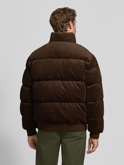 Männermodel trägt Regular Fit Bomberjacke aus reiner Baumwolle von Polo Ralph Lauren in Dunkelbraun, texturierte Oberfläche, Ganzkörperansicht Rückansicht. Herren Bomberjacke / Blouson.