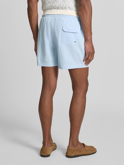 Männermodel trägt Badehose mit elastischem Bund und Gesäßtasche von MCNEAL in Hellblau, Regular Fit, mit Tunnelzug und Gesäßtasche, Ganzkörperansicht Rückansicht.