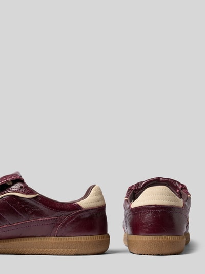 Produktfoto, bordeauxrode sneakers van gecoat leer met reliëflogo en beige omslag, structuurzool, Model '490 Club Patent' van ALOHAS, Hakhoogte maat 40: 2 cm, Schachthoogte maat 40: 6 cm, Schachtbreedte maat 40: 10 cm
