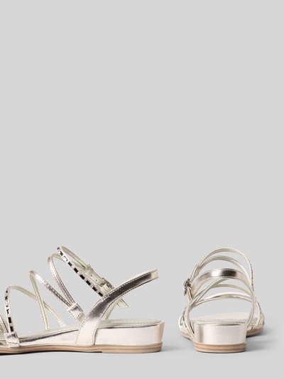 Produktfoto, Sandalen mit Strasssteinbesatz von Tamaris in Optik: Unifarben, Schuhspitze: Abgerundet, Absatzform: Flach, Applikation: Label-Prägung, Details: Strasssteinbesatz, Verschluss: Dornschließe, Sohle: Strukturiert, in hellen Metallic-Tönen auf glattem Untergrund vor neutralem Hintergrund.