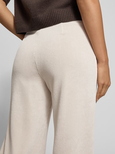 Vrouwenmodel draagt Regular fit corduroy broek uit katoenmix model 'ELAINE' van Raffaello Rossi, Dames corduroy broek, detailopname