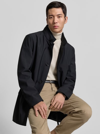 Männermodel trägt Regular Fit Mantel mit herausnehmbarem Innenkragen Modell 'FINALLY FLEX' von Strellson in Schwarz, unifarben, Ganzkörperansicht von vorne.