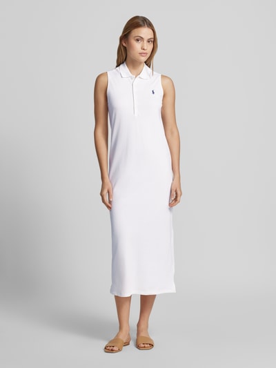 Frauenmodel trägt Figurumschmeichelndes Polokleid aus Baumwoll-Mix von Polo Ralph Lauren, Optik: Unifarben, Midi-Länge, Weiß, Ganzkörperansicht von vorne.