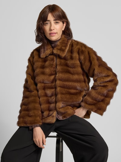 Vrouwenmodel draagt Relaxed fit dames jack met allover imitatiebont, Model 'Magio' van EMME, platte kraag, voorsluiting, bruine tinten, zachte textuur, ruglengte maat 36: 59 cm, schouderbreedte: 40 cm, borstwijdte: 41 cm, mouwlengte: 54 cm, detailopname bovenlichaam.