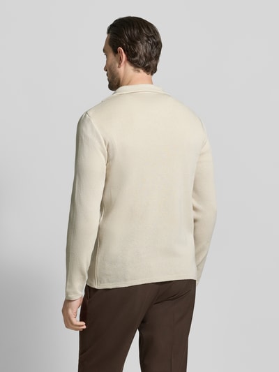 Männermodel trägt Slim Fit 2-Knopf-Sakko mit Reverskragen von Manuel Ritz in Beige, Baumwolle, aufgesetzte Taschen, Ganzkörperansicht Rückansicht.