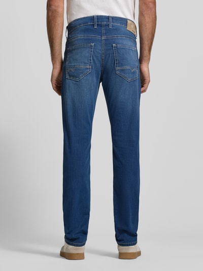 Männermodel trägt Straight Fit Jeans aus Baumwoll-Mix von MAC in klassischem Blau, 5-pocket-design, detailopname, ganzkörperansicht rückansicht.