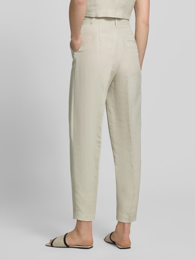 Frauenmodel trägt Barrel Fit Hose mit Bügelfalten von Style Icon Collection aus Reine Baumwolle in Beige, Ganzkörperansicht Rückansicht.