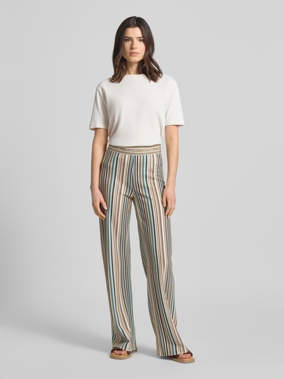 Frauenmodel trägt Cambio Straight Fit Stoffhose mit Viskose-Anteil Modell 'Allison' im Modal-Mix, Streifenmuster, Strick-Optik, elastischer Bund, Statement-Stitching, Bundweite bei Größe 36: 39 cm, Innenbeinlänge: 79 cm, Ganzkörperansicht von vorne.