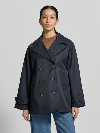 Modelka nosi Regular Fit Funktionsjacke aus Baumwoll-Mix Modell 'MAISY' od Barbour, granatowy, krój regular fit, bawełniany, przód, unis kolor, dwurzędowe guziki, wodoszczelna, kieszenie boczne, zbliżenie górnej części ciała