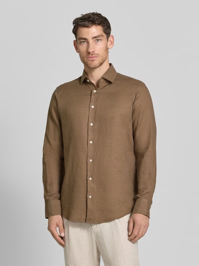 Männermodel trägt Regular Fit Leinenhemd mit Kentkragen von Christian Berg Men in Braun, reine Leinenstruktur, Ganzkörperansicht von vorne.