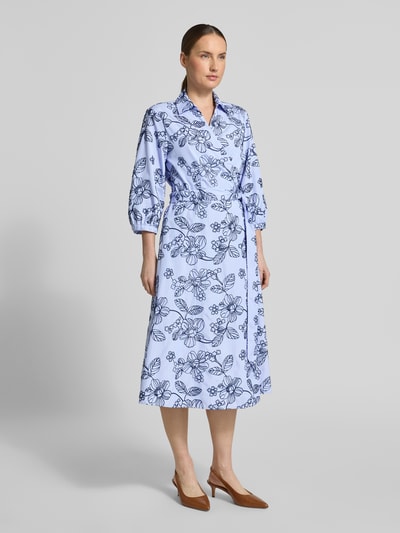 Frauenmodel trägt 'Wickelkleid mit Stitchings und 3/4-Arm' von WHITE LABEL, sukienka kopertowa o linii a, sukienka midi, hafty, kołnierzyk koszulowy, dekolt w serek, wiązany pasek, rękaw o dł. 3/4, długość tyłu w rozmiarze 36: 116 cm, szerokość w rozmiarze 36: 48 cm, długość rękawów: 45 cm, jasnoniebieski z granatowym wzorem, całkowity widok z przodu