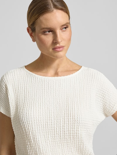 Modelka kobieca nosi Relaxed Fit T-Shirt mit Strukturmuster od s.Oliver RED LABEL, kremowy, faktura crinkle, gładki, krótki rękaw, okrągły dekolt, ujęcie zbliżenie górnej części ciała