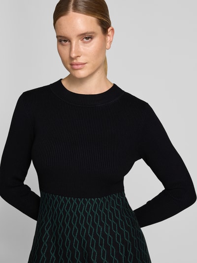 Vrouwenmodel draagt knielang Knielanges Kleid mit Rundhalsausschnitt van Apricot van viscosemix, getailleerd model, ronde hals, Ganzkörperaanzicht van voren. Ruglengte maat S: 107 cm, borstwijdte maat S: 35 cm, mouwlengte maat S: 63 cm.