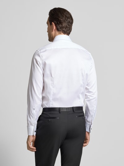 Mannelijk model draagt Slim Fit Business-Hemd aus Baumwolle met Kentkragen van Seidensticker, wit, gladde stof, achteraanzicht, context: heren business-shirt, pure katoen, slim fit, kentkraag, verborgen knoopsluiting, ruglengte 77 cm, schouderbreedte 42 cm, mouwlengte 66 cm. Ganzkörperansicht Rückansicht.