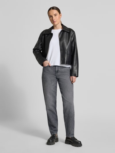 Frauenmodel trägt Straight Leg Jeans im 5-Pocket-Design von Emporio Armani in Grau aus Baumwoll-Mix mit Gerader-Schnitt, Ganzkörperansicht von vorne.