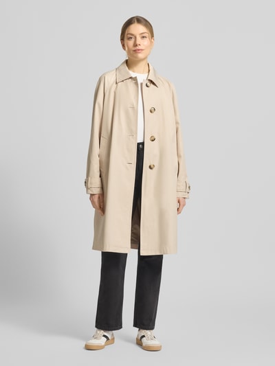 Frauenmodel trägt Mantel mit Ärmelriegeln von Fuchs Schmitt in Beige, Regular-Fit, Umlegekragen, Knopfleiste, Eingrifftaschen, Ganzkörperansicht von vorne. Rückenlänge bei Größe 36: 100 cm, Schulterbreite: 39 cm, Brustweite: 44 cm, Ärmellänge: 42 cm.