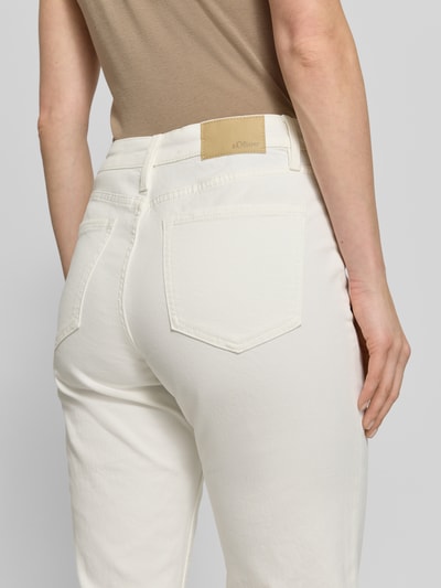 Kobiece modelka nosi Straight Fit Jeans aus Baumwoll-Mix Modell 'KAROLIN' od s.Oliver RED LABEL, kremowy denim, tylny widok zbliżenie.