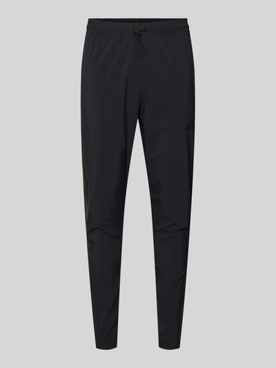Produktfoto, Sweatpants mit elastischem Bund von adidas Sportswear, schwarzer Material-Mix mit Stretch-Anteil, lockerer Schnitt, Tunnelzug, französische Eingrifftaschen, Innenbeinlänge 71 cm bei Größe M.
