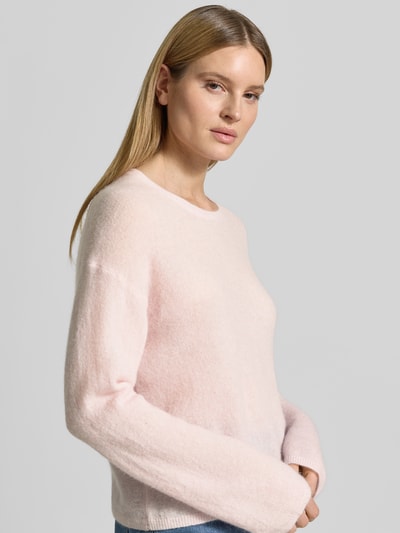 Frauenmodel trägt Strickpullover mit Woll-Anteil Modell 'Mape' von MOS MOSH, zartrosa, Material-Mix, Gerader-Schnitt, Label-Detail, Nahaufnahme Oberkörper.