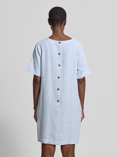 Frauenmodel trägt knielanges Kleid aus Leinen-Mix Modell 'Lava' von FREE/QUENT in Hellblau, strukturierte Oberfläche, Knopfleiste, Ganzkörperansicht Rückansicht, Damen Kleid Leinen-Mix mit Viskose-Anteil, gerader Schnitt, Knielänge, Rundhalsausschnitt, Rückenlänge 89 cm, Brustweite 50 cm, Ärmellänge 26 cm.