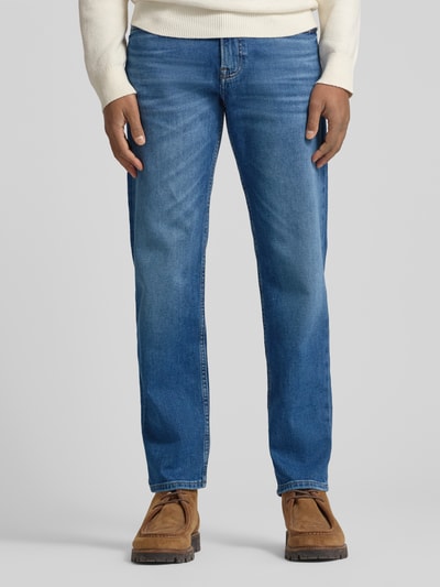 Männermodel trägt Regular Fit Jeans aus Baumwoll-Mix Modell 'RE.MAINE BO DAY' von BOSS Orange in Unifarben mit Label-Stitching, 5-Pocket-Design, Denim-Optik, Material: reine Baumwolle, Nahaufnahme Unterkörper.