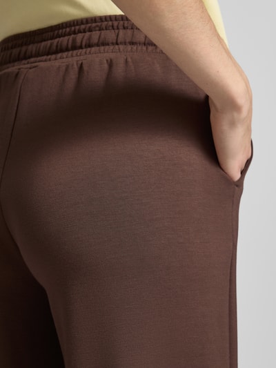 Frauenmodel trägt Sweatpants mit elastischem Bund von Soyaconcept im Material-Mix mit Modal-Anteil, Nahaufnahme Hüfte seitlich.