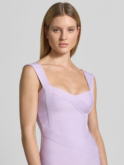 Frauenmodel trägt Slim Fit Kleid mit Strukturmuster von Lipsy in zartem Lila, Elastischer-Material-Mix, Ärmelloses-Design, Nahaufnahme Oberkörper.