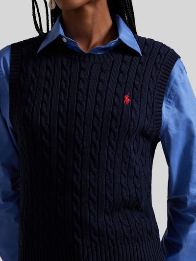 Kobiece model prezentuje Slim Fit Pullunder aus reiner Baumwolle von Polo Ralph Lauren, efekt: jednolity kolor, ścieg warkoczowy, wyhaftowane logo, dekolt okrągły, wykończenie: prążkowane, dzianina z bawełny, zbliżenie na górną część ciała.