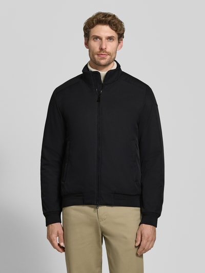 Männermodel trägt Blouson mit Zweiwege-Reißverschluss und Eingrifftaschen von Geox, schwarz, Regular Fit, Ganzkörperansicht von vorne.