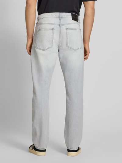 Męski model nosi Straight Fit Jeans aus reiner Baumwolle Modell 'EDGE' von Only & Sons, jasnoniebieski denim, 5 kieszeni, widok całopostaciowy z tyłu.