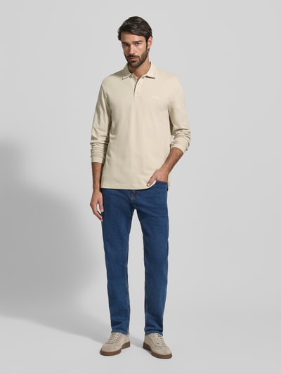 Męski model nosi Regular Fit Koszulkę polo z czystej bawełny Model 'PLISY' od BOSS Green, efekt: jednolity kolor, aplikacja: wyhaftowane logo, kołnierzyk polo, dekolt henley, listwa guzikowa, rękawy długie, materiał: pika, materiał: bawełna; całkowity widok z przodu.