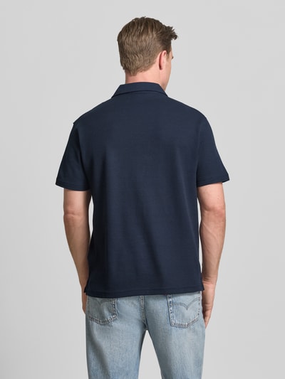 Männermodel trägt Relaxed Fit Poloshirt aus Baumwoll-Mix von Tom Tailor Denim, Optik: Unifarben, Materialverarbeitung: Piqué, Ganzkörperansicht Rückansicht.