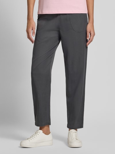 Frauenmodel trägt Hose mit elastischem Bund von Jake*s Casual in Dunkelgrau, Baumwoll-Mix, Regular Fit, sichtbare Eingrifftaschen, Nahaufnahme Oberkörper.