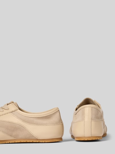 Produktfoto, Sneaker aus echtem Leder von Copenhagen in Beige mit abgerundeter Form, Schnürverschluss, Kontrastbesatz, strukturierte Sohle, Label-Prägung, Absatzhöhe 1 cm, Schafthöhe 7 cm, Schaftweite 10 cm, seidenmatte Leder-Textur, Ansicht von schräg hinten.