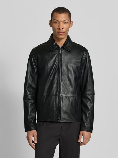 Männermodel trägt Regular Fit Lederjacke aus echtem Lammleder Modell 'KELLAN-S' von Strellson, unifarben, Umlegekragen, Reißverschluss, Langarm, Napoleontasche und seitliche Eingrifftaschen, Material: Lammleder, Ganzkörperansicht von vorne.
