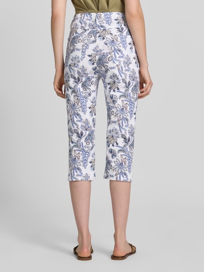 Frauenmodel trägt Regular Fit Caprihose aus Baumwoll-Mix Modell 'LAURA NEW CAPRI' von Raphaela By Brax, Optik: Allover-Muster, Länge: Cropped, Ganzkörperansicht Rückansicht.