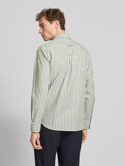 Męski model nosi Slim Fit Freizeithemd mit Brusttasche od Gant, zielono-białe pionowe paski, bawełna, logo, krój slim fit, długi rękaw, kieszeń na piersi, kołnierzyk button-down, zaokrąglony dół, długość tyłu w rozmiarze M 77 cm, szerokość w rozmiarze M 46 cm, długość rękawa w rozmiarze M 65 cm, widok całej sylwetki od tyłu.