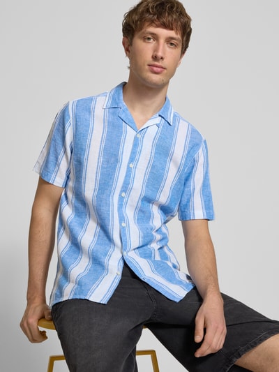 Männermodel trägt Regular Fit Leinenhemd aus Baumwoll-Leinen-Mix Modell 'CAIDEN' von Only & Sons, Optik: Allover-Muster, gestreift, Blau-Weiß, Hemdkragen, durchgehende Knopfleiste, Rückenpasse, Kurzarm, Ganzkörperansicht von vorne.