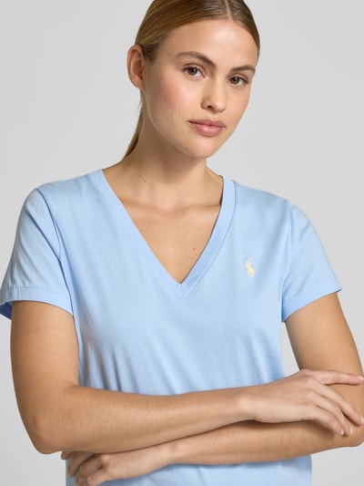 Frauenmodel trägt Regular Fit T-Shirt aus reiner Baumwolle von Polo Ralph Lauren, Optik: Unifarben, Logo-Stitching, V-Ausschnitt, Kurzarm, Materialverarbeitung: Jersey, Nahaufnahme Oberkörper.