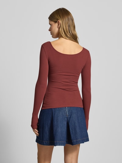 Modelka kobieca nosi Slim Fit Langarmshirt aus Baumwoll-Mix Modell 'KITTE' od Pieces, prążkowana bawełna, kolor jednolity, widok całej sylwetki z tyłu.