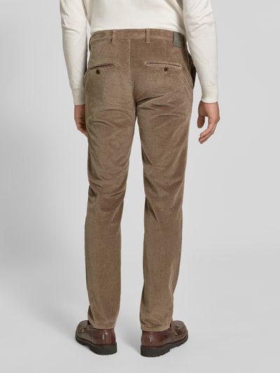 Männermodel trägt lichtbruine corduroy broek Modern Fit Cordhose aus katoenmix model 'Fabio' van Brax, Heren smalle broek, Ganzkörperansicht Rückansicht.