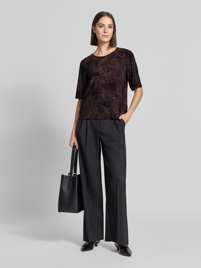 Frauenmodel trägt Blusenshirt im Allover-Look Modell 'SESSOLANA' von FREE/QUENT mit Rundhalsausschnitt, dunkle Töne, Ganzkörperansicht von vorne, Material-Mix mit Stretch-Anteil, Regular Fit, Rückenlänge bei Größe S 56 cm.