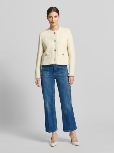 Modelka nosi Jeans in verkürzter Passform Modell 'TESS' von Cambio z mieszanki bawełny i elastanu, prosty krój, skrócona długość, przód i tył z kieszeniami, zapięcie na guzik i zamek, szerokość w rozmiarze 36: 40 cm, długość nogawki od wewnątrz: 71 cm, średnioniasy niebieski denim, pełen widok z przodu