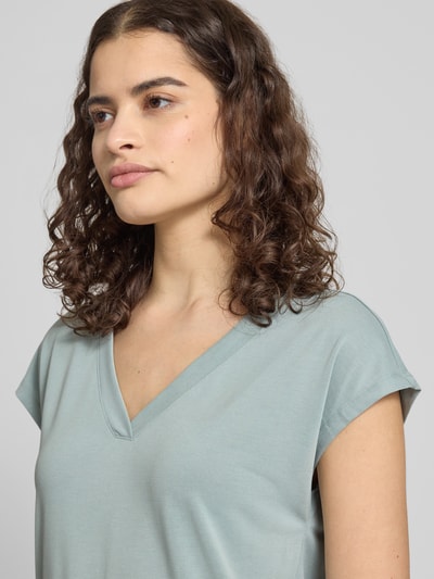 Frauenmodel trägt Loose Fit T-Shirt aus Modal-Mix Modell 'FREE' von Only in Unifarben mit V-Ausschnitt und Kurzarm, Nahaufnahme Oberkörper