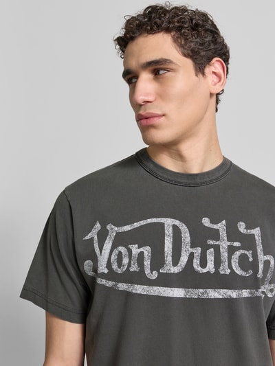 Männermodel trägt Relaxed Fit T-Shirt aus reiner Baumwolle von ANNARR mit Label-Print, Rundhalsausschnitt, kurzärmelig, Nahaufnahme Oberkörper.